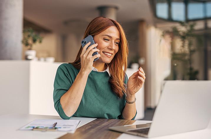Mujer hablando por teléfono